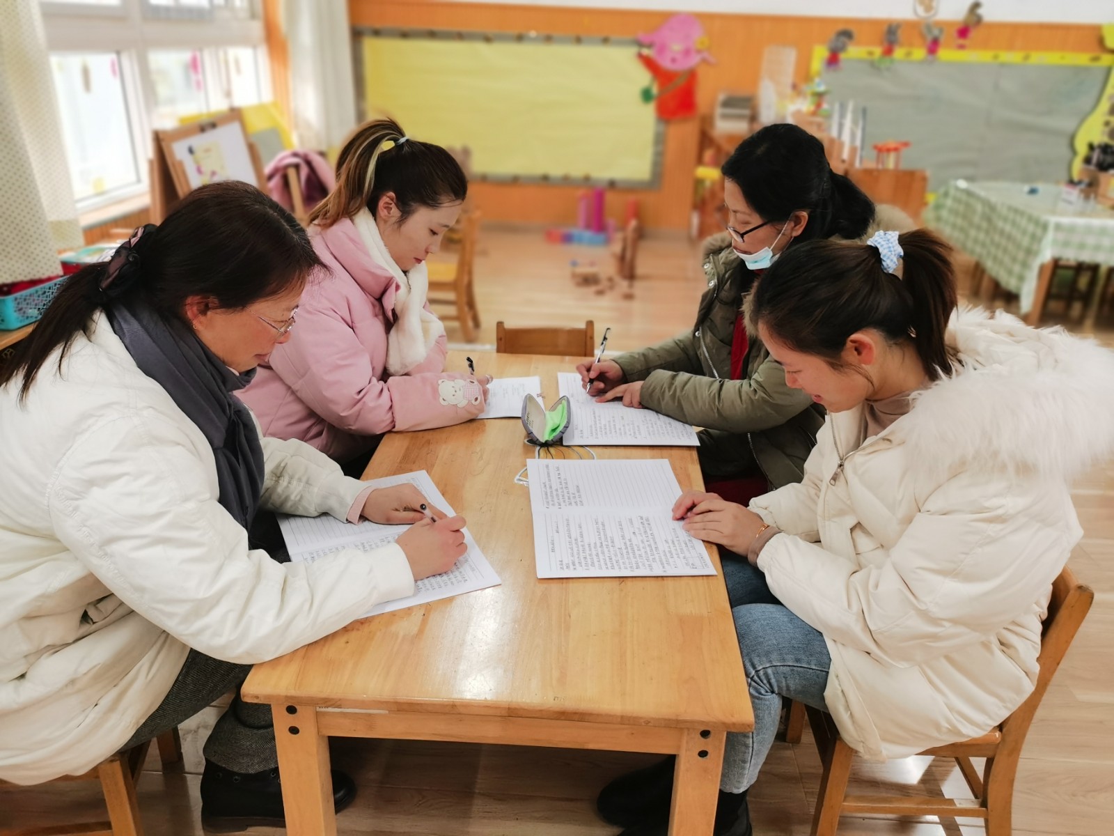  【枫香栖幼】审有深度 议有高度  ——栖幼红枫园小班年级组课程审议