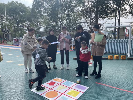 221123巧手自制 玩转晨间——栖霞幼儿园五福园自制晨锻器械评比_html_6f53eb32.jpg