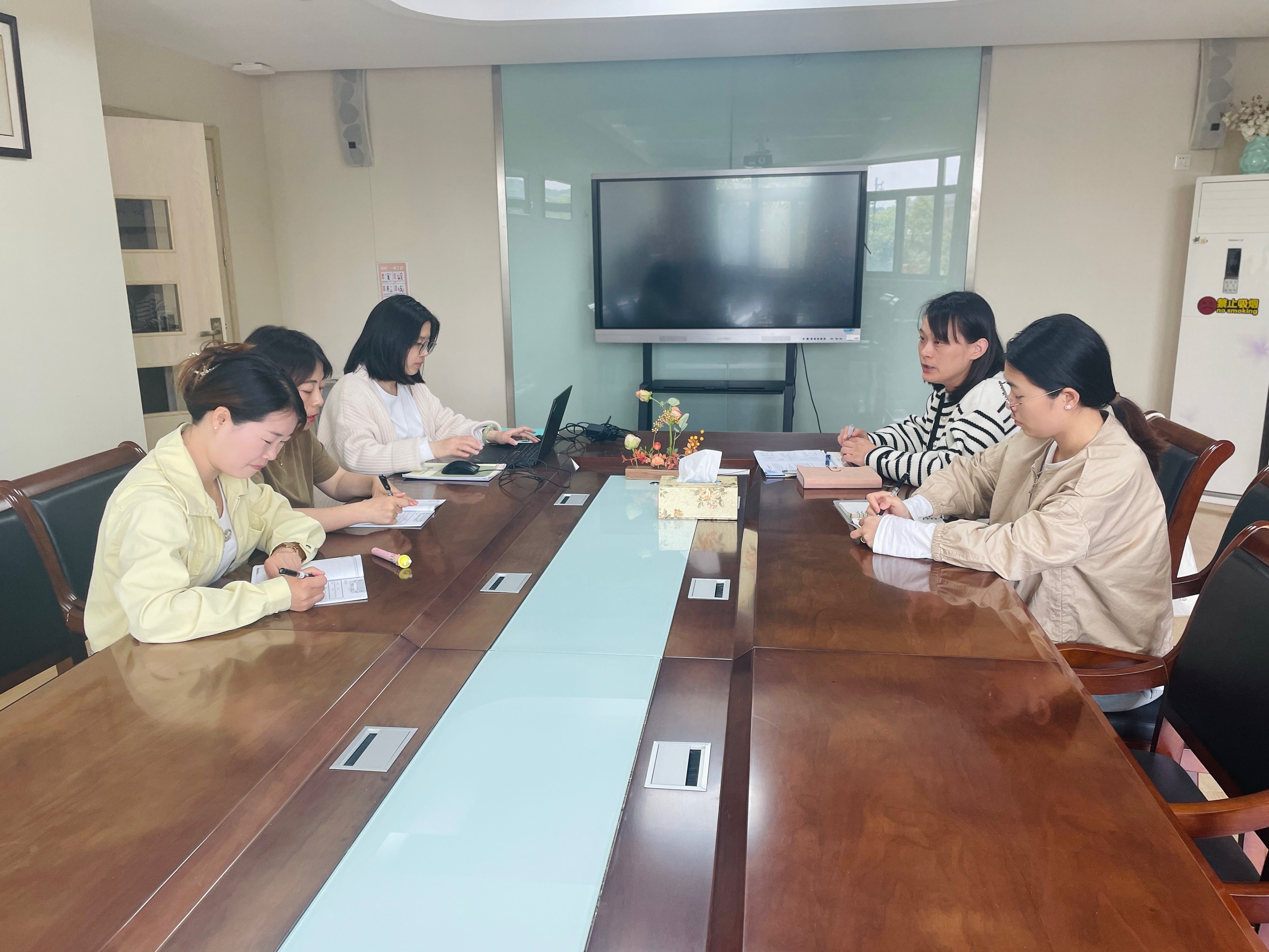 240507守护童年共研“六一”——记栖幼五福园课程中心组教研活动（五）_html_m5356f32a.jpg