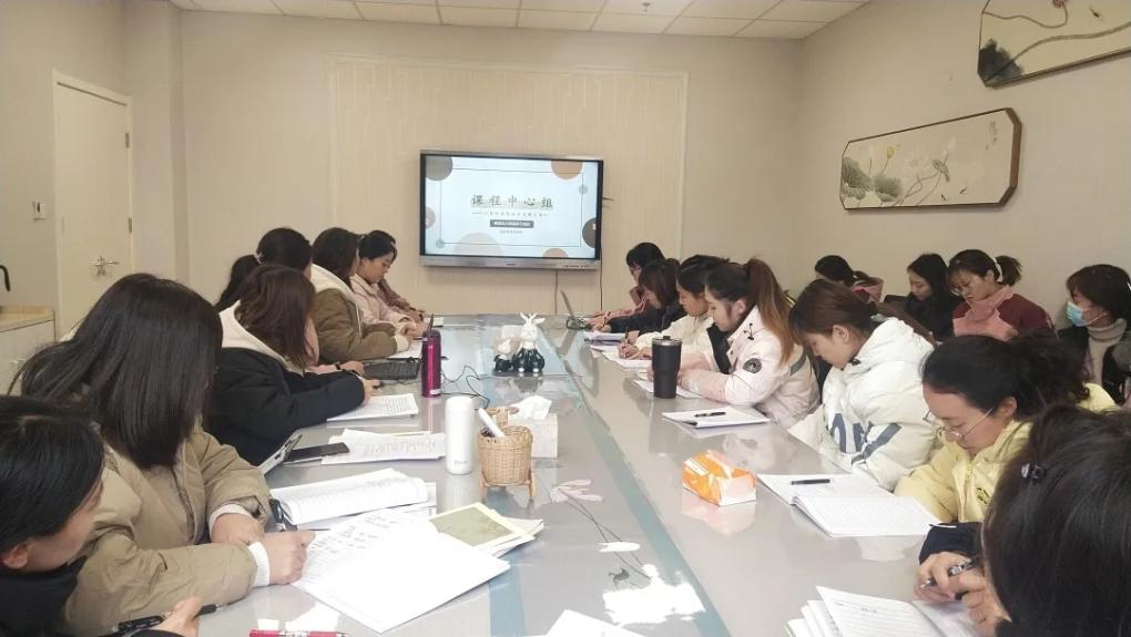 221130聚焦班本课程 促进共同发展——栖幼翡翠天域园小班年级组班本课程汇报_html_m53a06a8f.jpg
