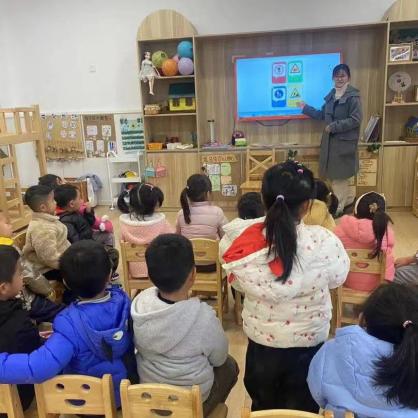 221202文明交通安全童行栖霞幼儿园翡翠天域园交通安全日主题活动_html_m1be3aca6.jpg