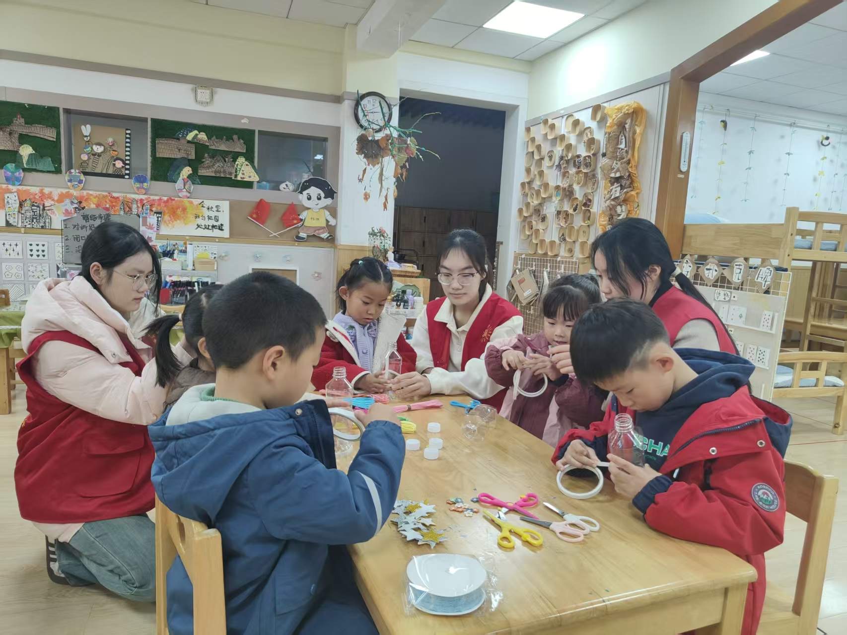 251126绳韵巧思焕旧瓶青春助教伴童行——记南师大大学生志愿者来园助教活动_html_m1f4d1757.jpg