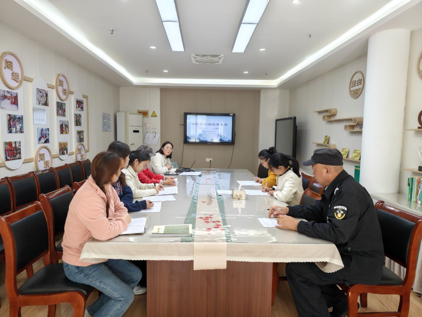 251111筑牢消防墙 安全护成长——记栖霞幼儿园红枫分园消防应急疏散演练活动_html_445f3cb7.jpg