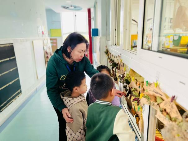 241118聚焦环境创设 督导助力成长——记栖霞幼儿园红枫分园环境创设专项督导（万紫薇）_html_250d020b.jpg
