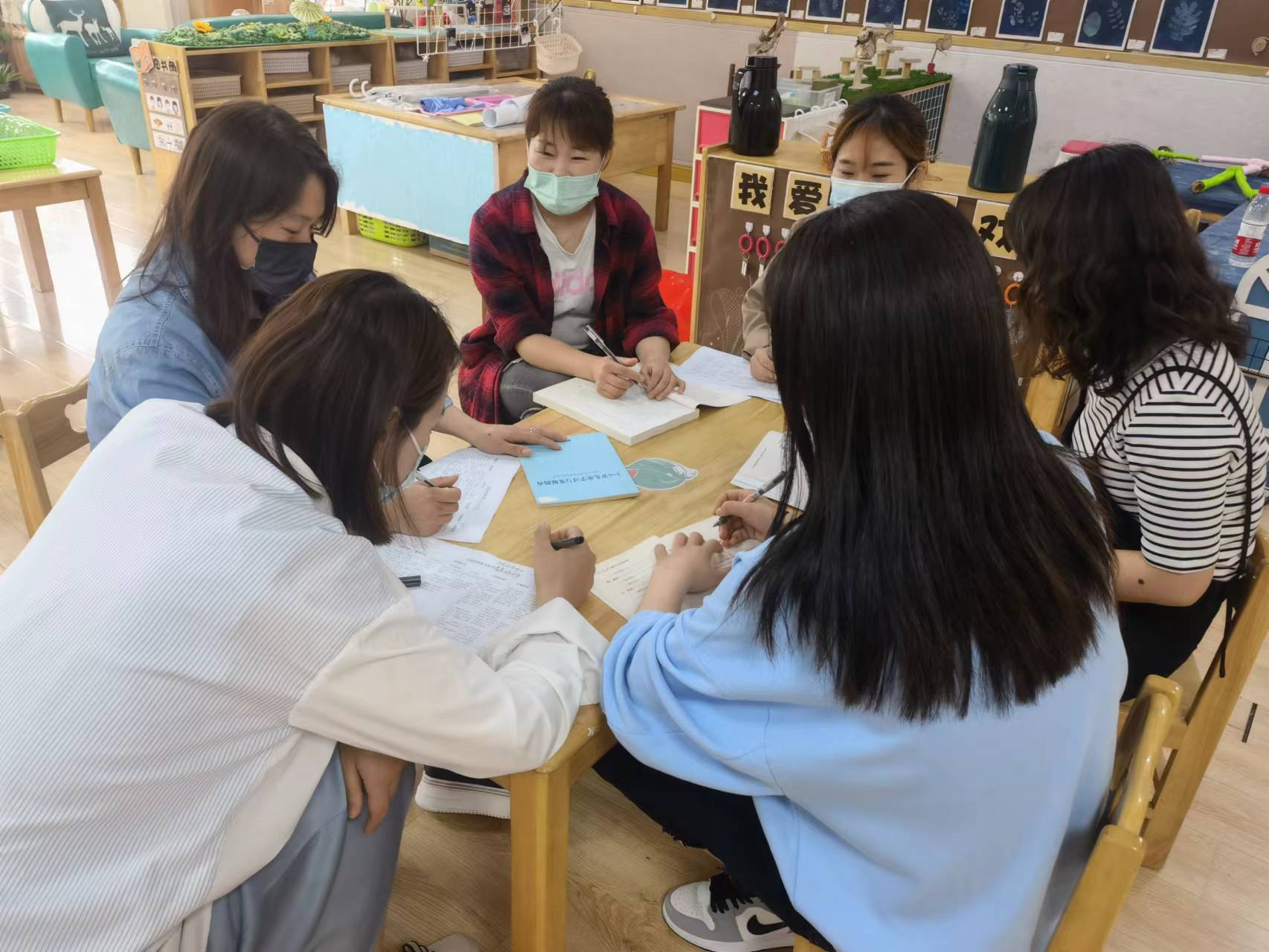 220408主题共分享  大家共成长——栖霞幼儿园五福园小班年级组《我和小花》课程审议活动_html_m4a9ed7eb.jpg