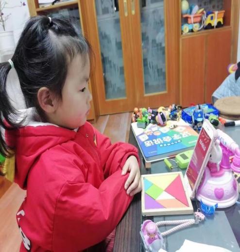 230105云端相聚 智慧分享——栖霞幼儿园五福园小班年级组课程审议活动之《天冷我不怕》_html_1f071fcd.jpg