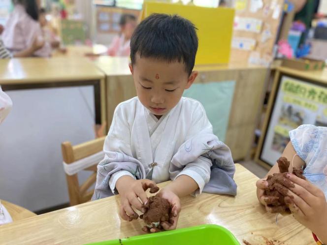 20220602浓情端午  家园相伴——记栖霞幼儿园石埠湾园中一班家长助教活动 万紫薇_html_m4eba688a.jpg