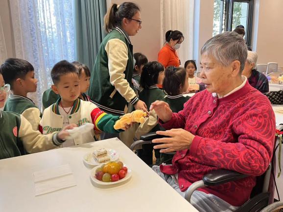 231023爱在重阳日 情暖叙浓情——栖霞幼儿园石埠湾园教师志愿者活动 朱美安_html_m6bb98f4e.jpg