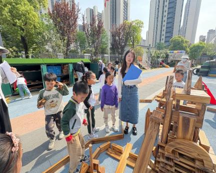 250423同思共“建”“构”筑成长——栖霞幼儿园翡翠天悦园社会领域教研组活动（四）_html_m380db253.jpg