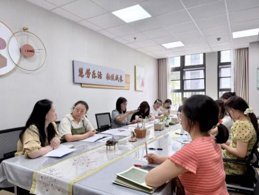 250625 凝心聚力共研训，砥砺深耕促成长——栖霞幼儿园翡翠天悦园园本研训(五）(1)_html_m42f704f4.png