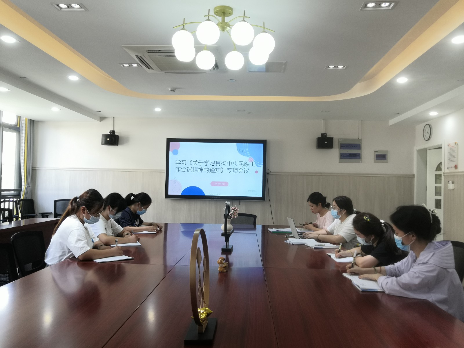 【枫香栖幼】学习《关于学习贯彻中央民族工作会议精神的通知》  ——栖霞幼儿园石埠湾园师德专项会议