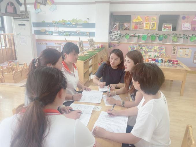 【枫香栖幼】深入主题 聚焦成长  ——栖霞幼儿园五福园中班年级组《愉快的夏日》课程审议
