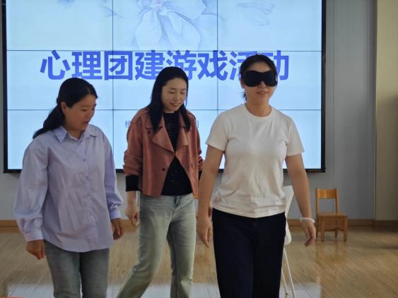 与心相约 向阳成长——记栖霞幼儿园红枫分园心理健康团建活动（万紫薇）_html_m2c04ae90.jpg