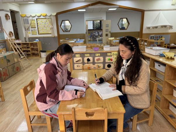 【枫香栖幼】审议始于思 课程成于行  ——栖幼五福园小班组《甜甜的新年》课程审议活动