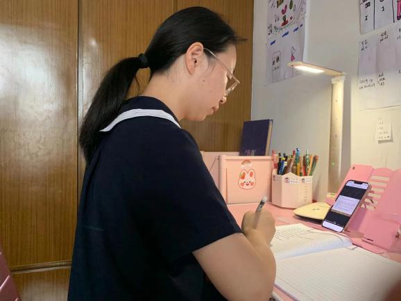 220826新课程背景下教师教学改革行动路径——栖幼红枫园教师参与“栖霞教科研云端大讲坛第二十九讲”活动_html_5e79bea8.jpg