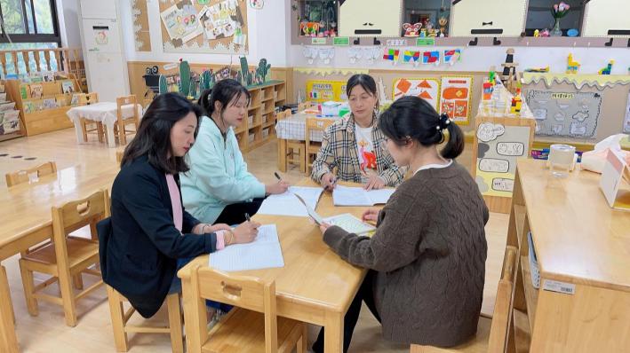 【枫香栖幼】立足儿童 聚焦成长  ——记栖霞幼儿园五福园小班组《追风记》课程审议活动