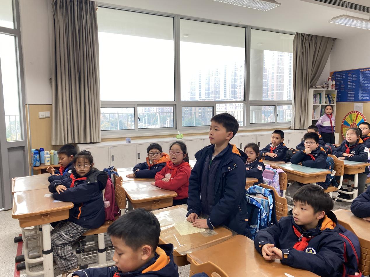【湖畔·童化课堂】搭建多维支架，遨游童话世界，探索整本书之美 ——记金陵小学（仙林湖校区）三年级语文教研活动_html_m6a8bb16c.jpg