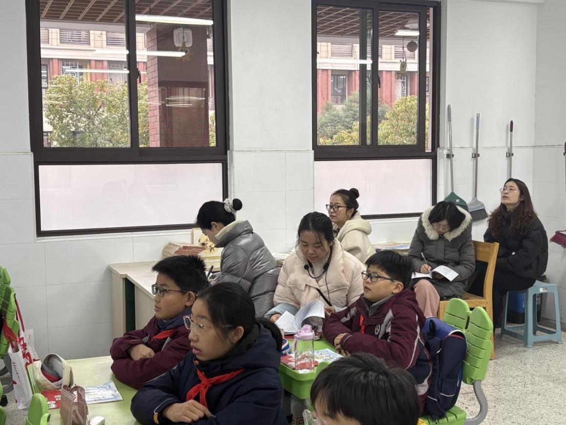 【湖畔•童化课堂】高效复习研课堂，交流研讨迎期末——记英语组第十七周校本教研_html_5bbae3a2.jpg