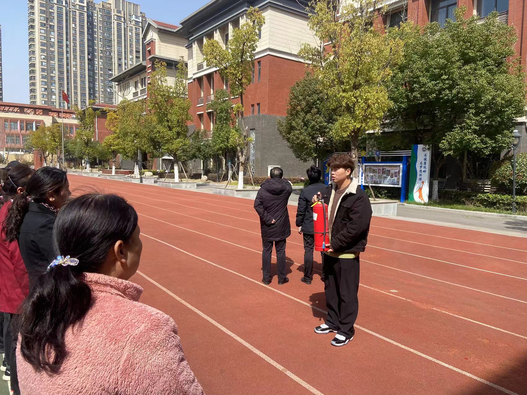 【湖畔·共佑安全】消防安全心中记，日常演练在践行——金陵小学（仙林湖校区）开展2023—2024第二学期物业食堂消防演练_html_m73346807.jpg