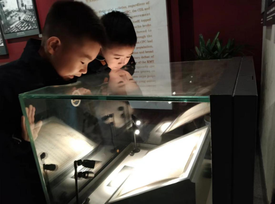 【湖畔·红领巾】红领巾寻访伟大成就（六十九）——奋进新时代，聚力强军梦  一（12）中队寻访纪实_html_m10f115d3.jpg