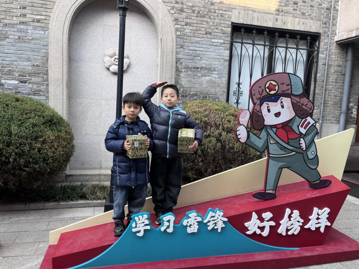 【湖畔·红领巾】红领巾寻访伟大成就（六十九）——奋进新时代，聚力强军梦  一（12）中队寻访纪实_html_m74460e18.jpg