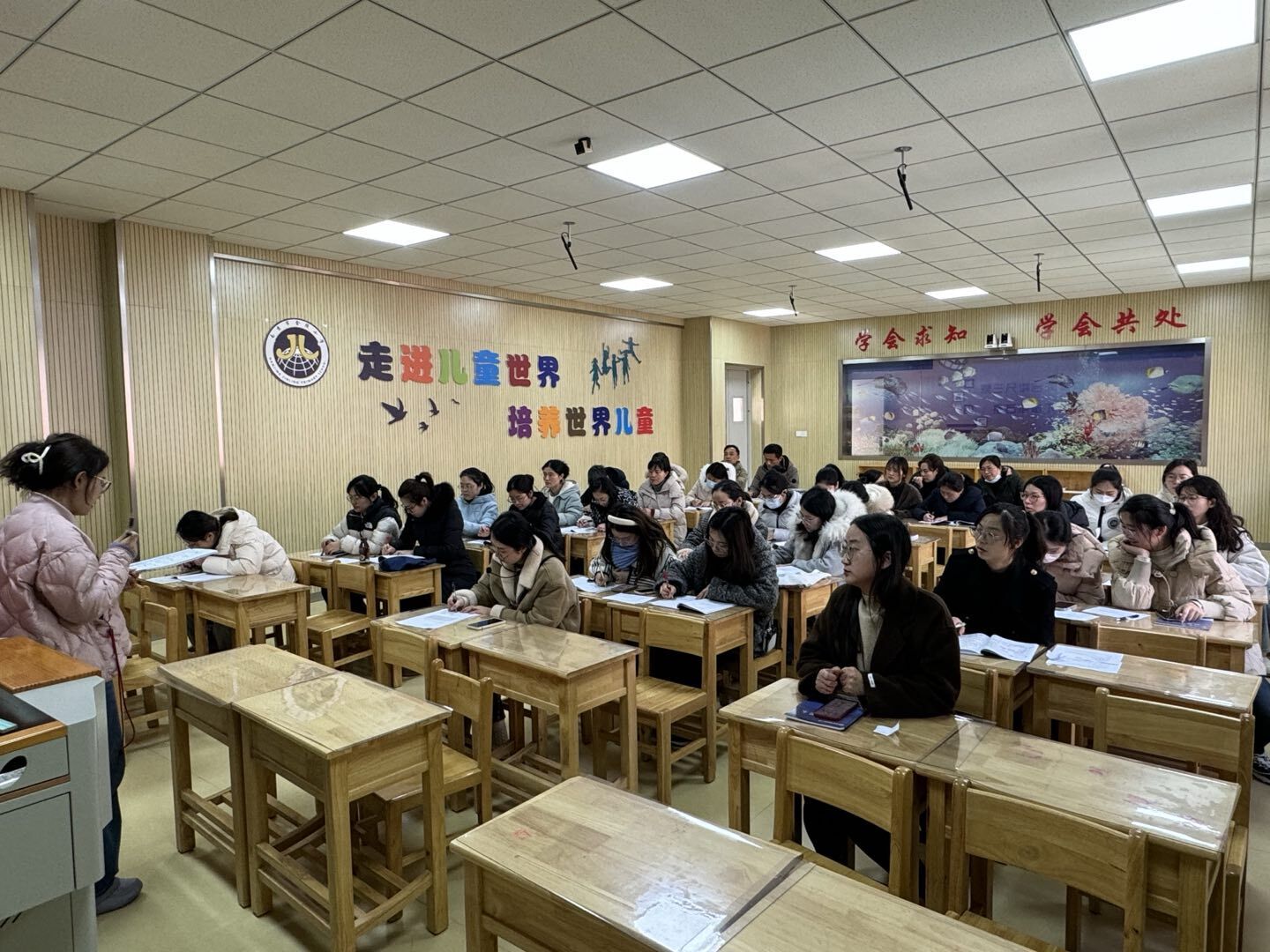 【湖畔·童化课堂】 亲历“剥离”过程，感知“面”在“体”上——数学故事汇之课例研讨（145）_html_4820b09.jpg