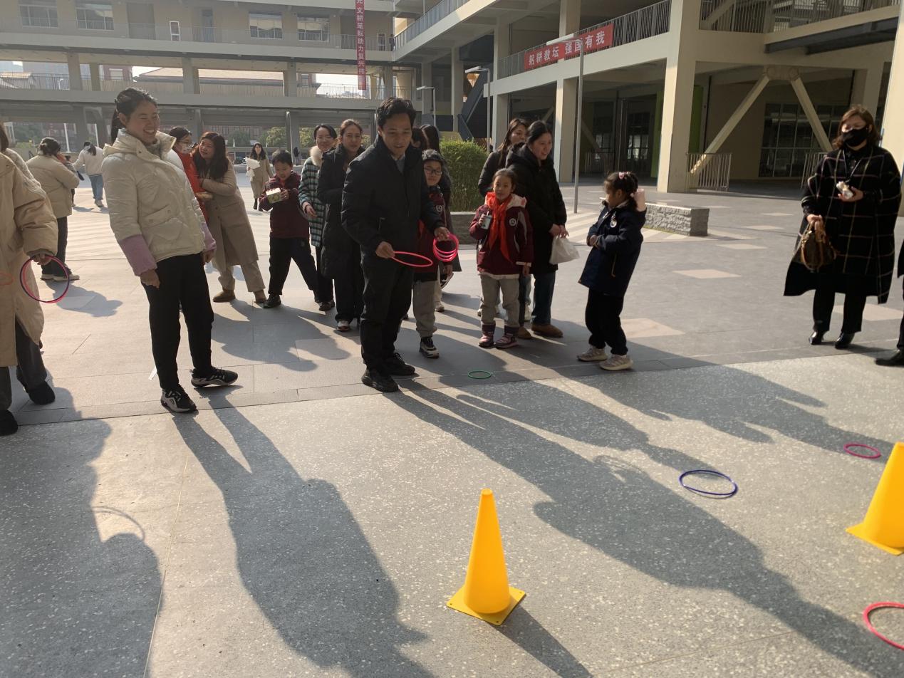 套出欢乐  圈住幸福——南京市金陵小学（仙林湖校区）欢乐套圈活动_html_1c7af4ef.jpg