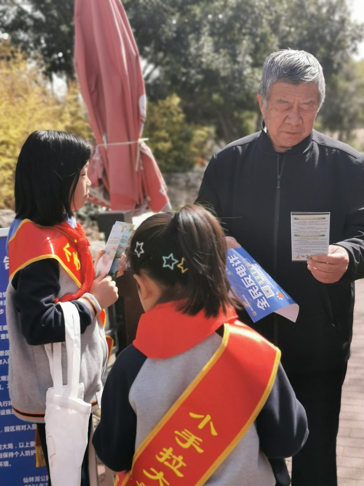 【博学广志】学习雷锋好榜样，携手共护景观河——记林卫云名师工作室与社区联动活动(1)_html_m65f338ab.jpg