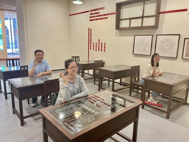 【二稿】七一党员外出学习师德馆新闻_html_m32db2470.jpg