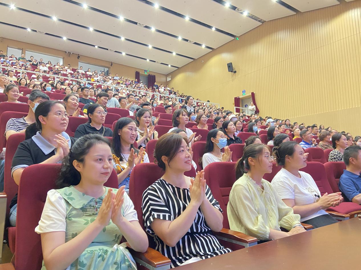 【湖畔·协同育人】同心 同向 同行——2022-2023学年第二学期期末家长会（一年级部）_html_5c6ecd.jpg