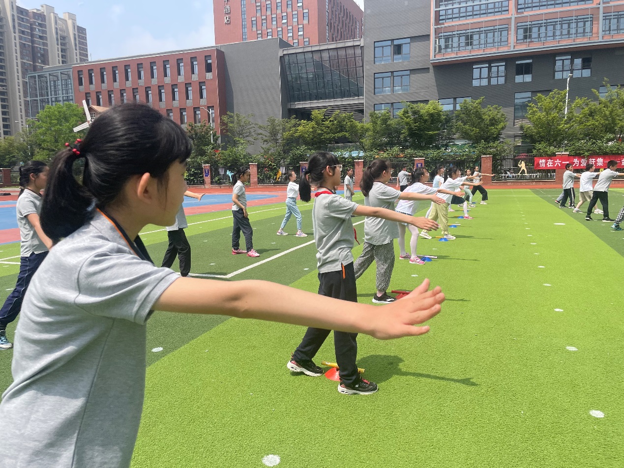 【湖畔·童化课堂】展体育课堂风采  以研促教共成长——体育校本研修之课例研讨（4）_html_m5cb1a975.jpg