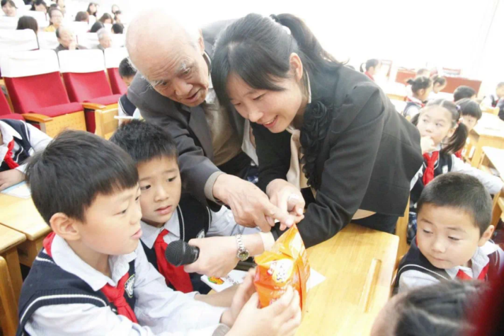 【湖畔·先锋示范】优秀党员事迹——三尺讲台践党性 教育征途育桃李_html_31f45042.png