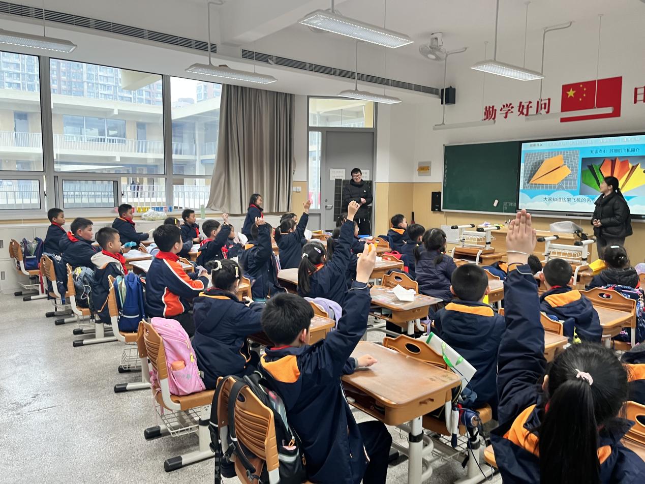【湖畔•家校共育】有趣的纸飞机（第一期）——二（21）班家长进课堂活动_html_m50a7bc5f.jpg