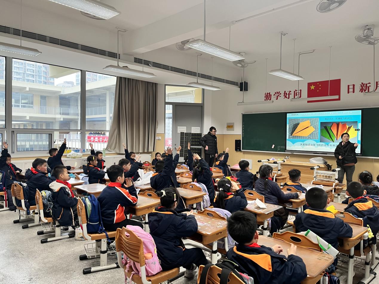 【湖畔•家校共育】有趣的纸飞机（第一期）——二（21）班家长进课堂活动_html_m5a8b7694.jpg