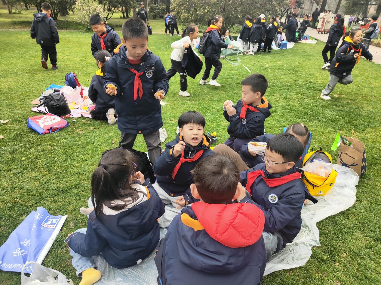 【湖畔·学生活动】春风拂面，学子欢腾——记金陵小学（仙林湖校区）二年级综合实践活动_html_m54b40fb9.jpg