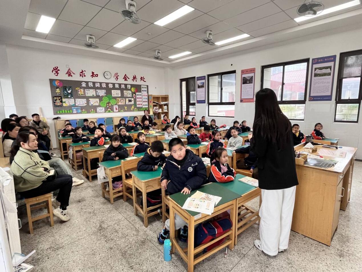 【湖畔·家校共育】以“爱”邀约 “育”见成长——金陵小学（仙林湖校区）家长开放日一年级篇_html_m4d943dc.jpg