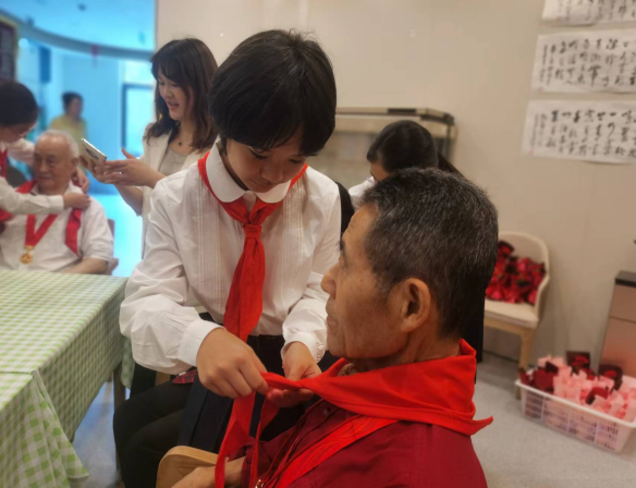 【湖畔·红领巾寻访】喜迎二十大  永远跟党走（二十九）——六（10）中队红领巾寻访身边老党员_html_m190482b8.png