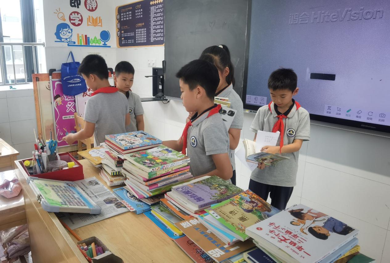 【博学广志】图书捐赠满校园 传递书香助成长——金陵小学广志路校区图书捐赠活动_html_m7b68335d.jpg