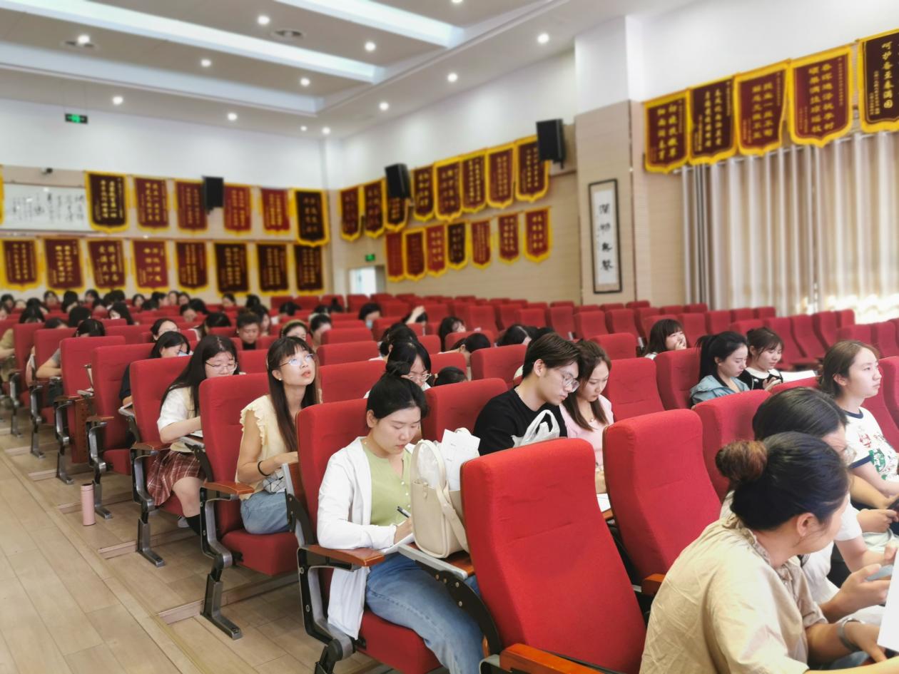 【湖畔·队伍建设】勤耕致远，赋能启航——记语文组新学期校本研修_html_m4276f88.jpg