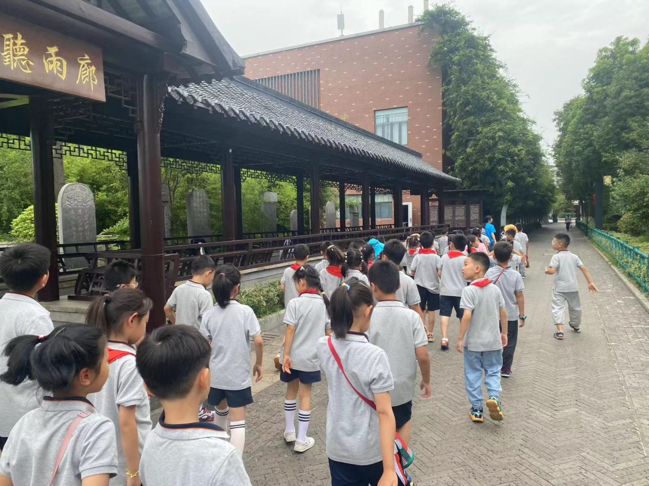 【湖畔·学生活动】创新实践在自然 劳动研学促成长——栖霞区劳动教育月金陵小学（仙林湖校区）生态园研学活动_html_6f6f34e5.jpg