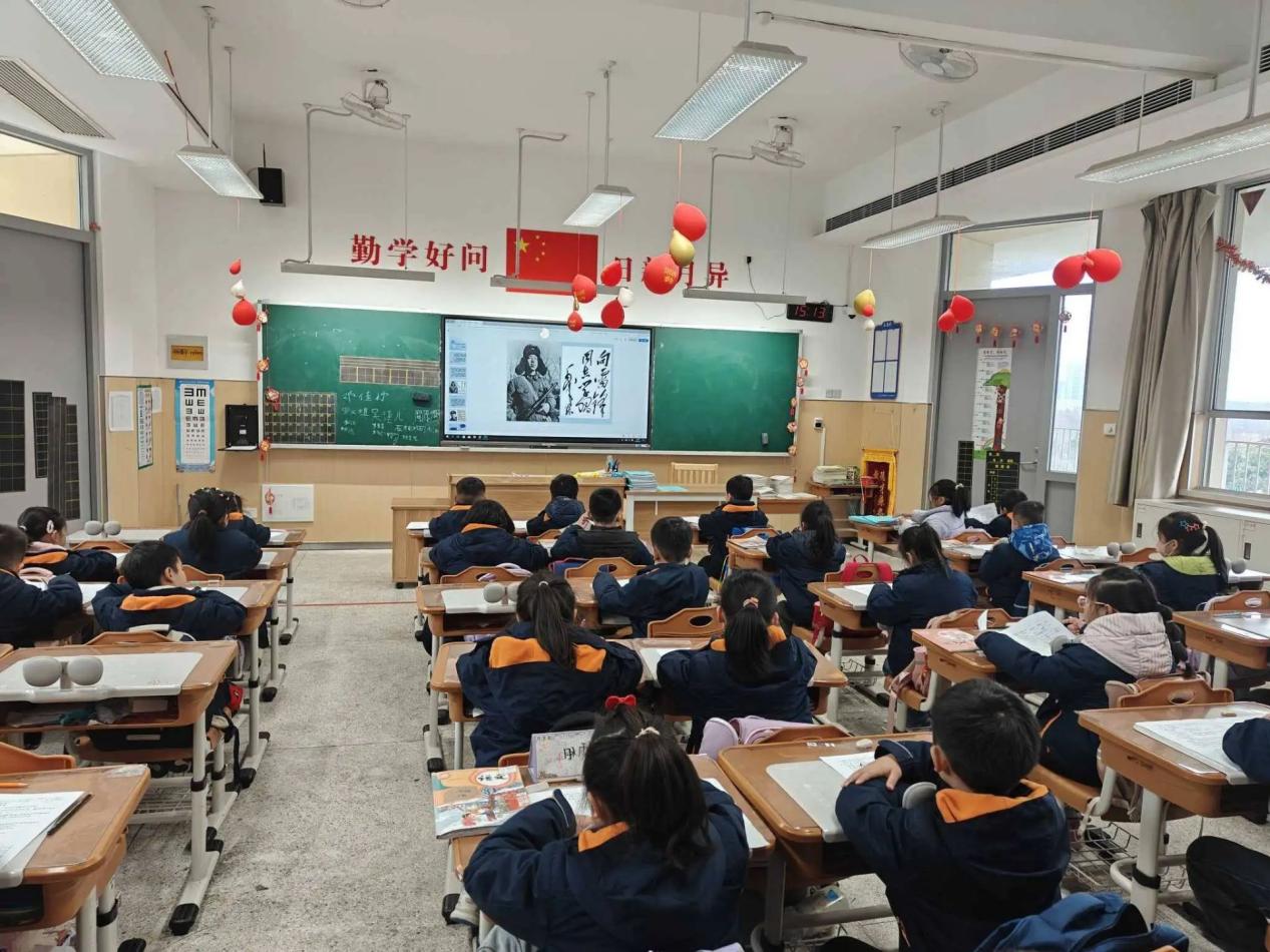 【湖畔·学生活动】传承雷锋精神，共筑校园新风 ——南京市金陵小学（仙林湖校区）开展学习雷锋精神主题班会活动_html_5e2c73.jpg