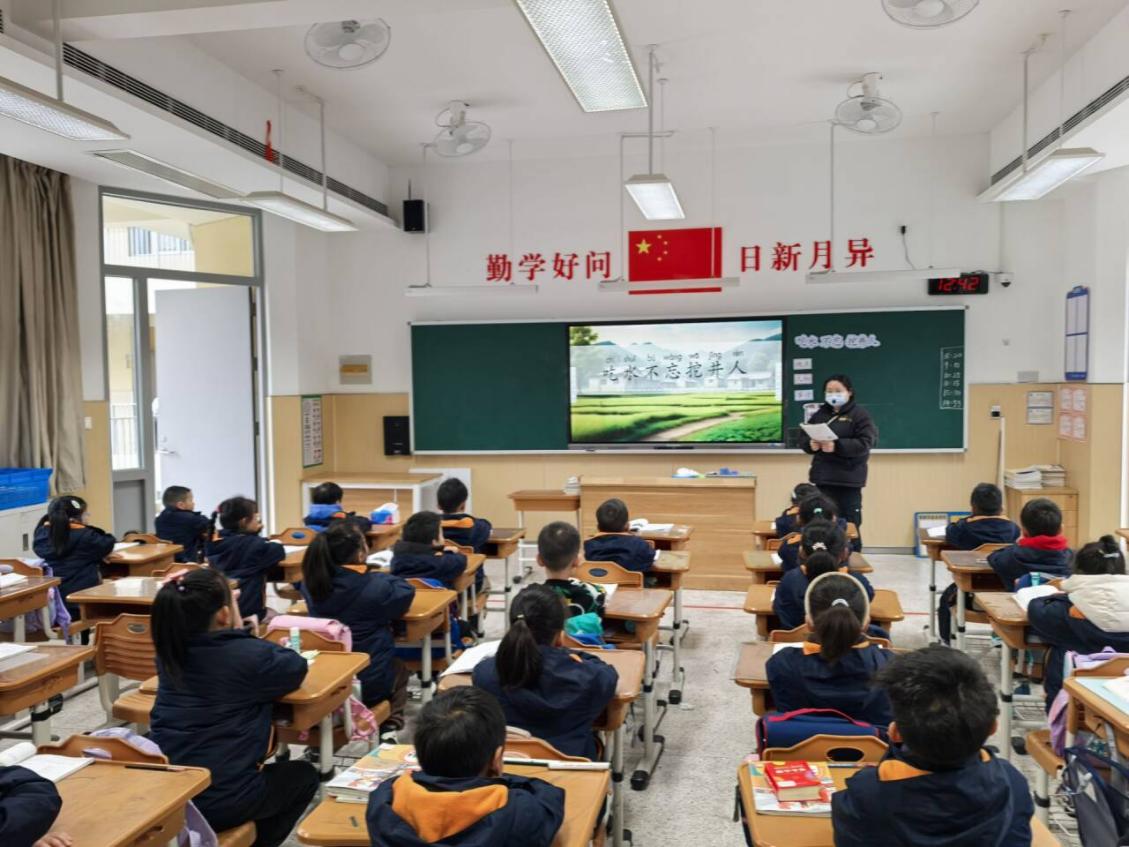 【湖畔•童化课堂】饮水思源润童心 识字明理启智慧——记金陵小学（仙林湖校区）一年级语文组教研_html_b950b2e.jpg