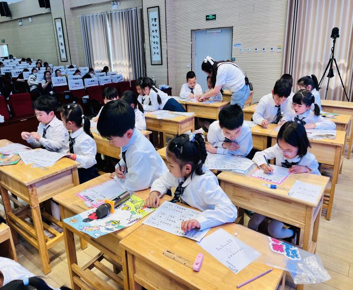 跟着汉字去踏青——栖霞区小学语文一年级识字单元的系统设计暨“栖霞好课堂”系列研讨_html_65dbc839.jpg