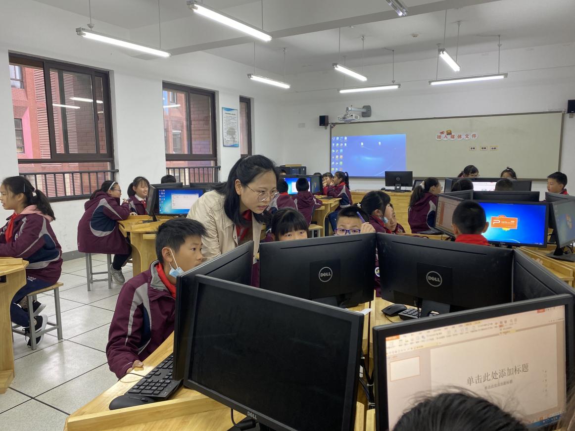 信息组校本研修课例研讨1_html_m4d3024e0.jpg