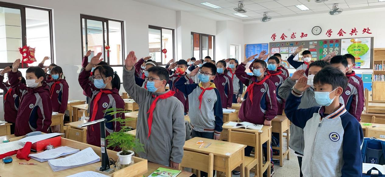 【湖畔光影·升旗仪式】你所想象的美好，在书中皆有可能——金陵小学（仙林湖校区）第十周线上升旗仪式_html_233ac915.jpg