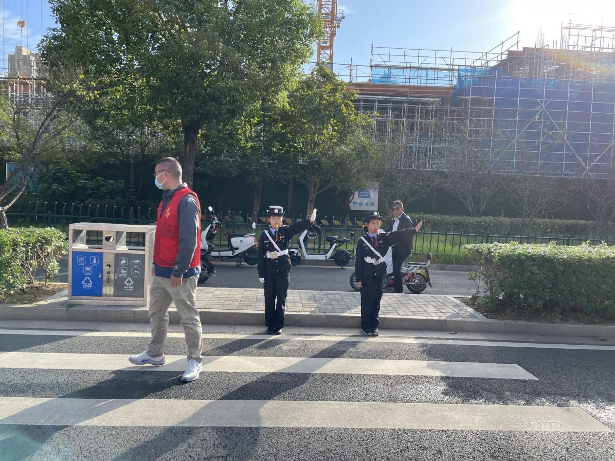 【湖畔光影】小交警爱劳动，属你最“警”彩_html_7ab6a23b.jpg
