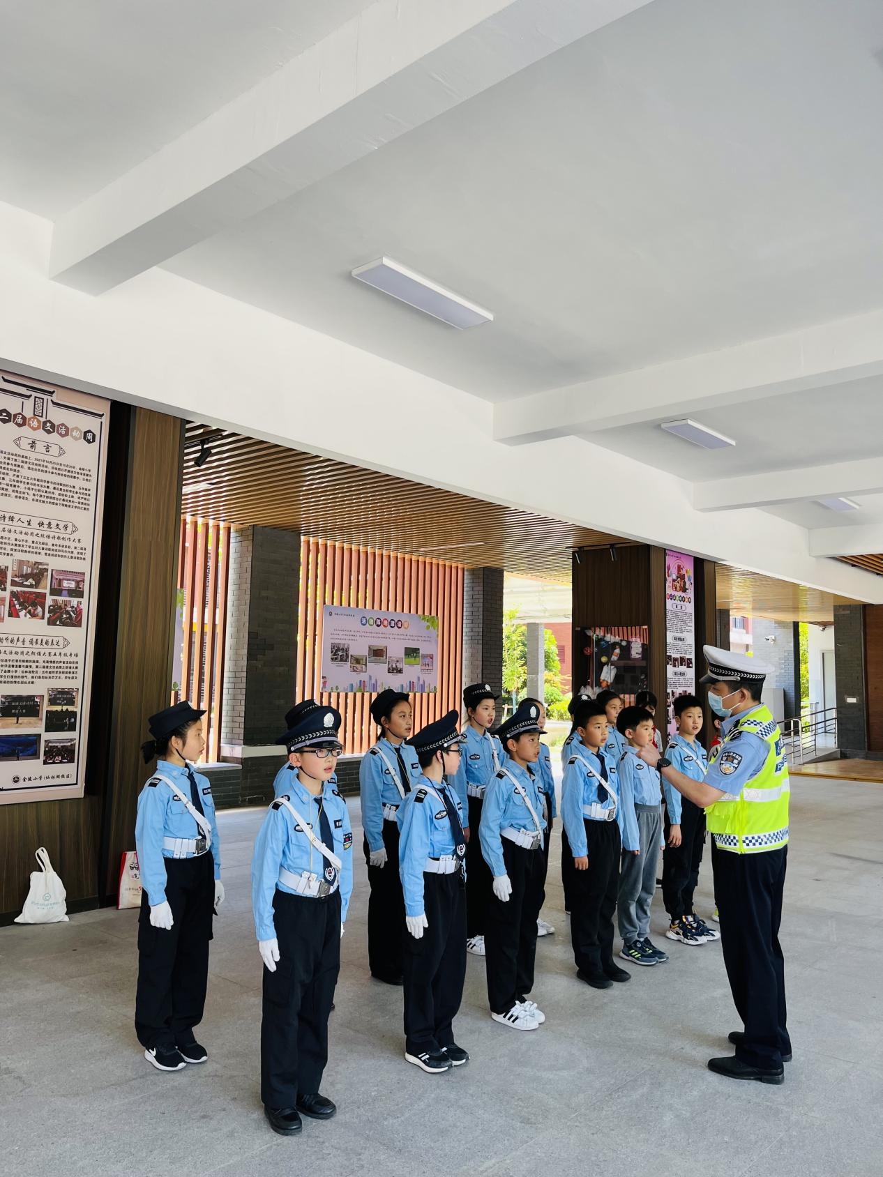 【湖畔光影】小交警爱劳动，属你最“警”彩_html_m402ebe14.jpg