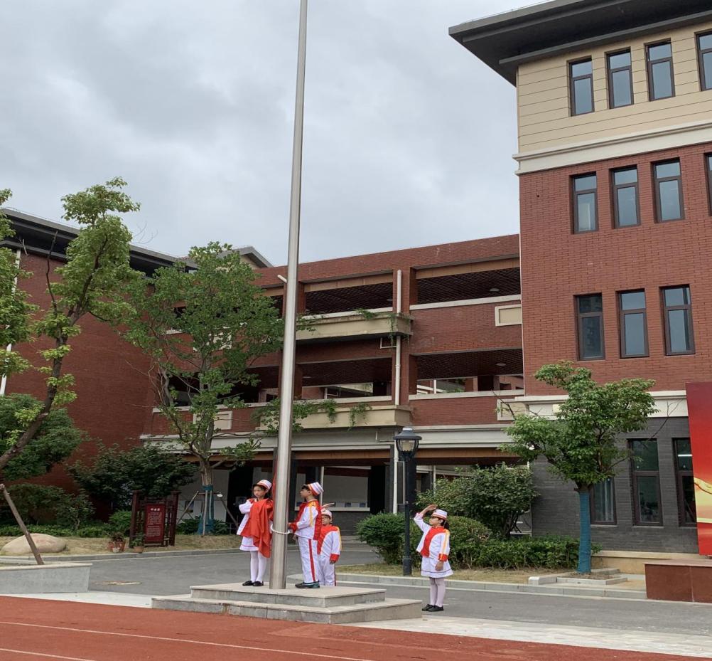 【湖畔光影·升旗仪式】美与劳动同在——金陵小学（仙林湖校区）第十三周升旗仪式_html_67e2f0b.jpg