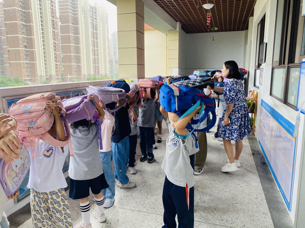 【湖畔·共佑安全】以“练”筑防、临“震”不慌——金陵小学（仙林湖校区）开展地震应急疏散演练活动_html_2d744c12.jpg