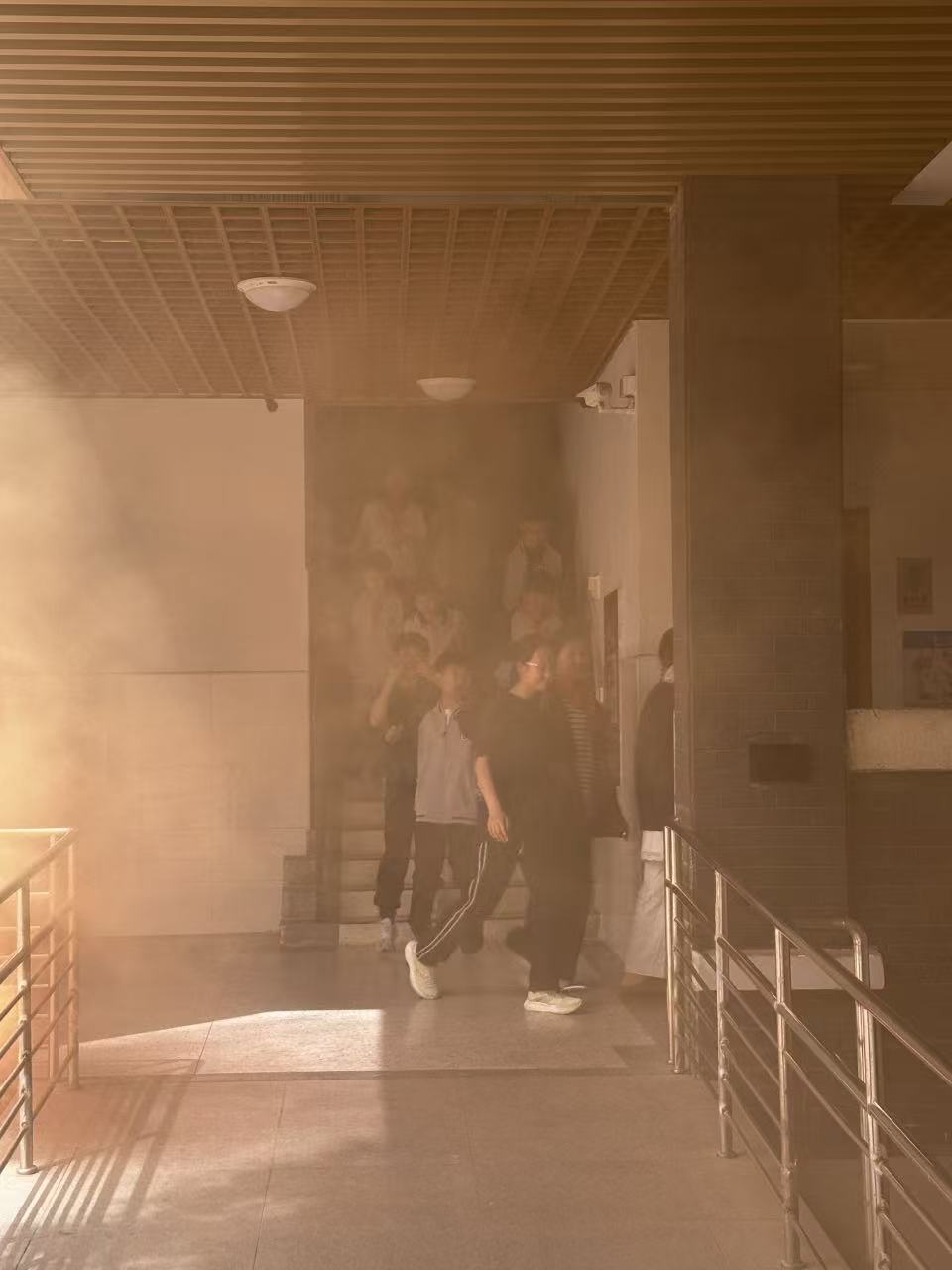 【湖畔·共佑安全】防震减灾育于心 安全演练践于行——南京市金陵小学（仙林湖校区）开展地震防灾演练活动_html_6b4924e1.jpg